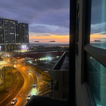 Botiza Suites At Jesselton Quay Kota Kinabalu Oda fotoğraf