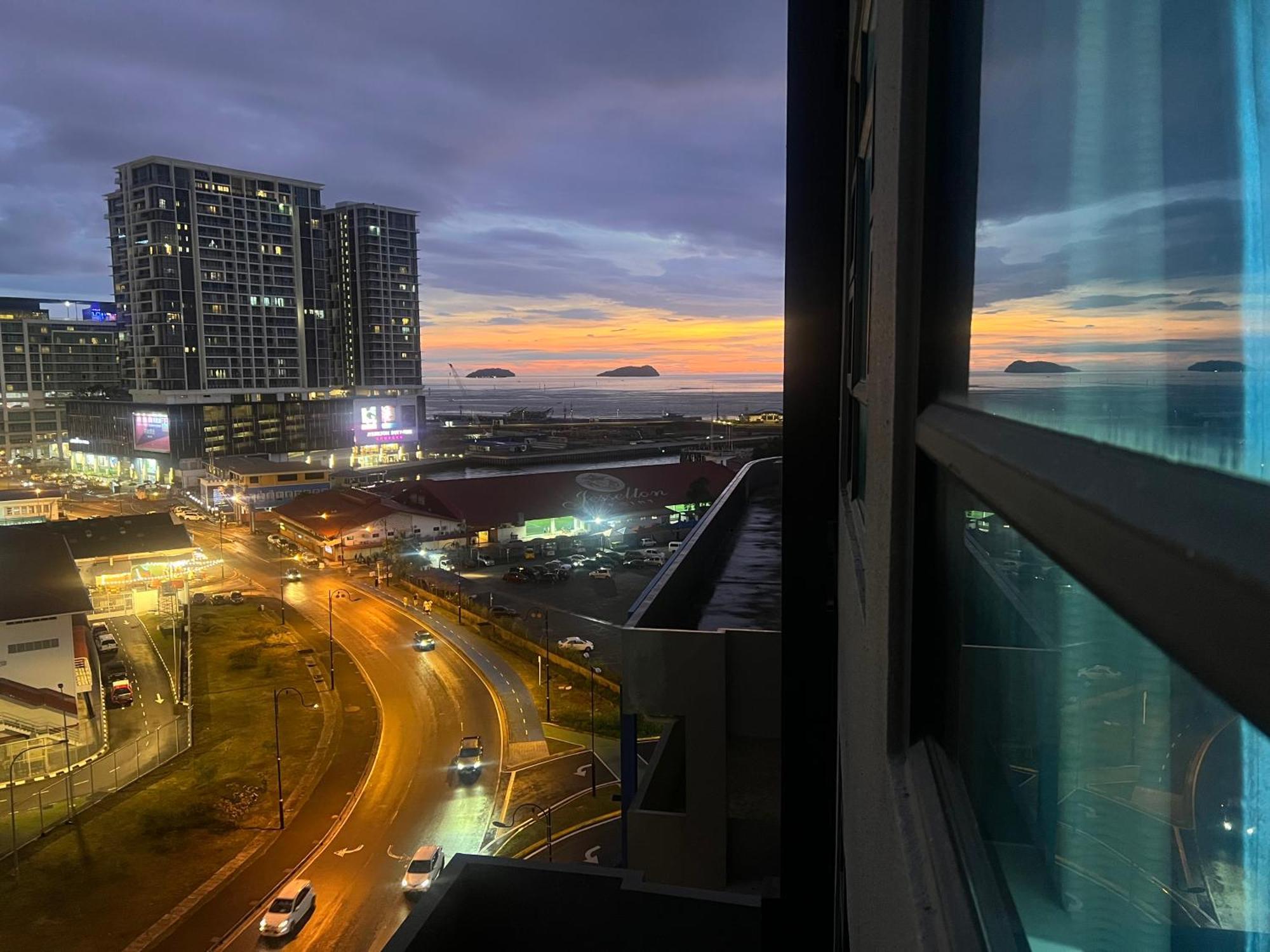 Botiza Suites At Jesselton Quay Kota Kinabalu Oda fotoğraf